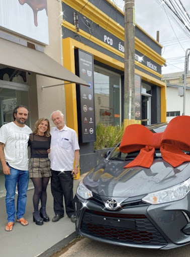 Cliente recebendo carro 0km pelo benefício PCD