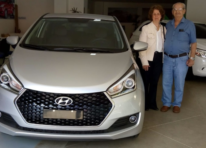 Cliente recebendo carro 0km pelo benefício PCD