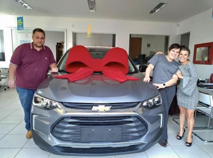 Cliente recebendo carro 0km pelo benefício PCD