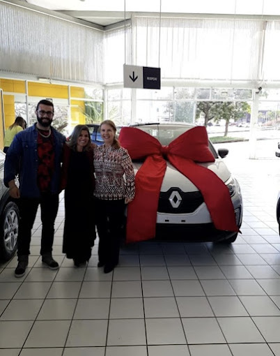 Cliente recebendo carro 0km pelo benefício PCD