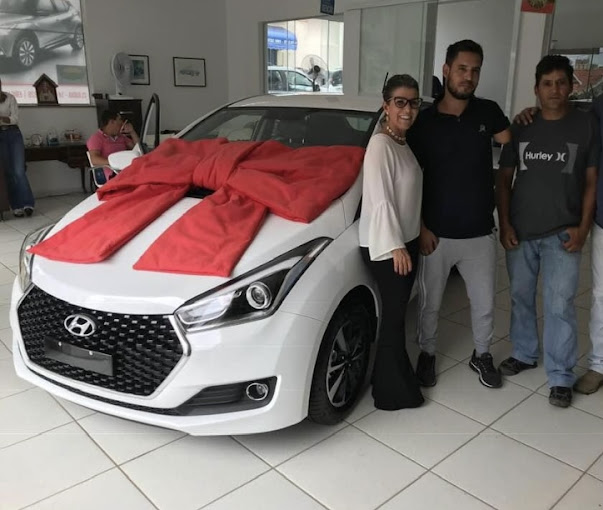 Cliente recebendo carro 0km pelo benefício PCD