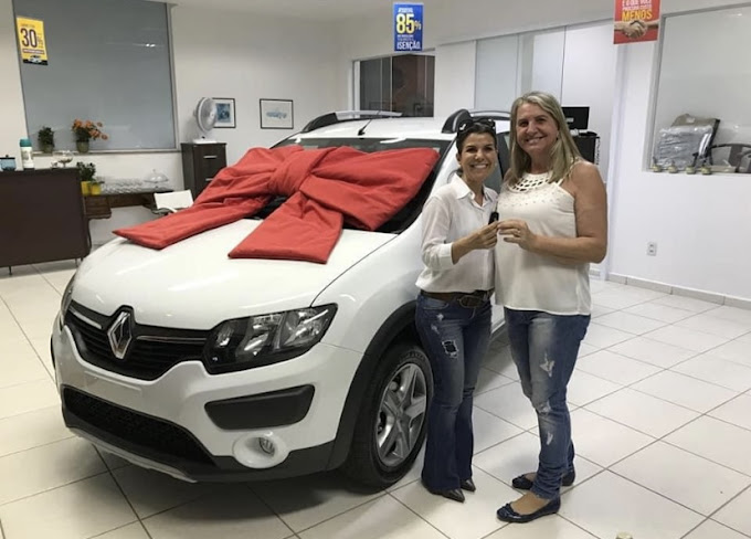 Cliente recebendo carro 0km pelo benefício PCD