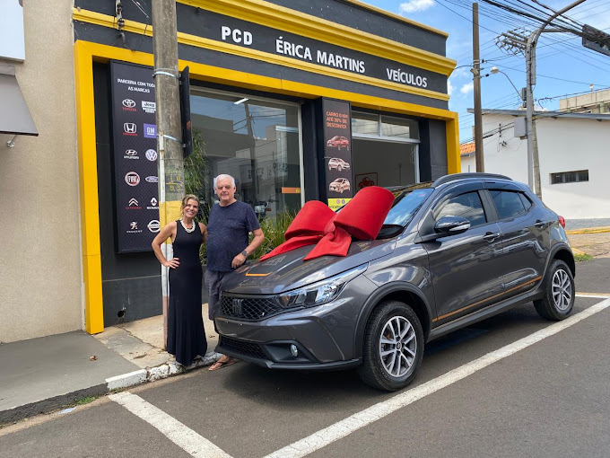 Cliente recebendo carro 0km pelo benefício PCD
