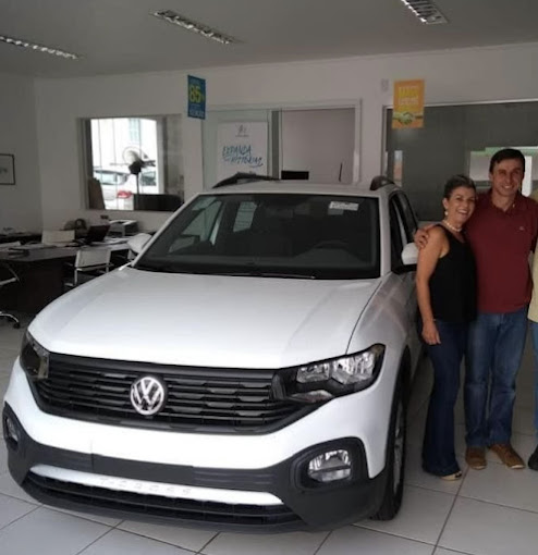 Cliente recebendo carro 0km pelo benefício PCD
