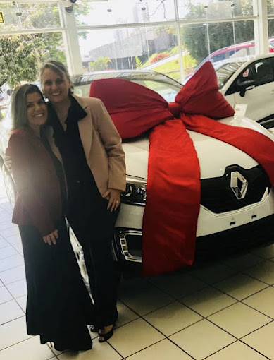 Cliente recebendo carro 0km pelo benefício PCD