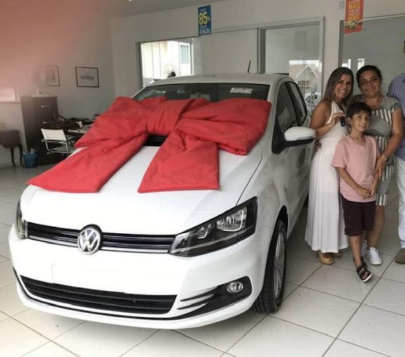 Cliente recebendo carro 0km pelo benefício PCD
