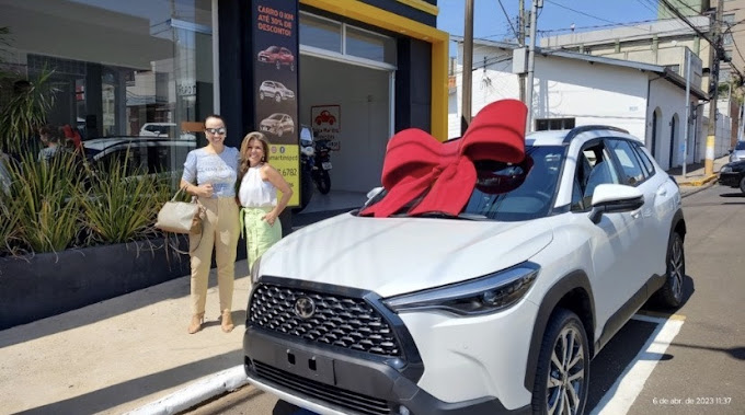 Cliente recebendo carro 0km pelo benefício PCD
