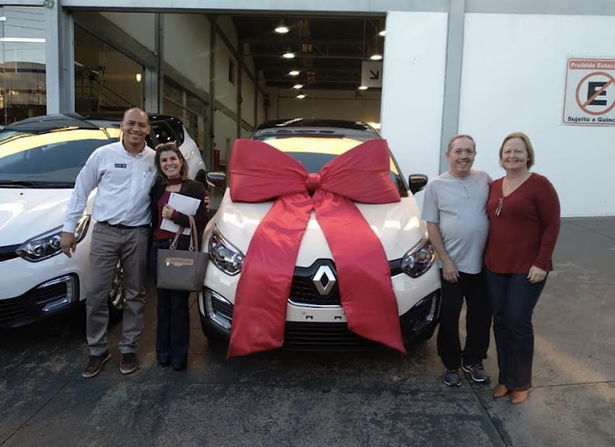 Cliente recebendo carro 0km pelo benefício PCD