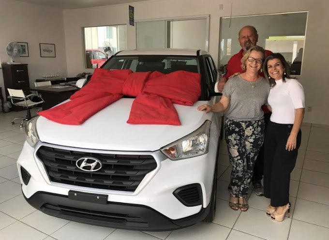 Cliente recebendo carro 0km pelo benefício PCD