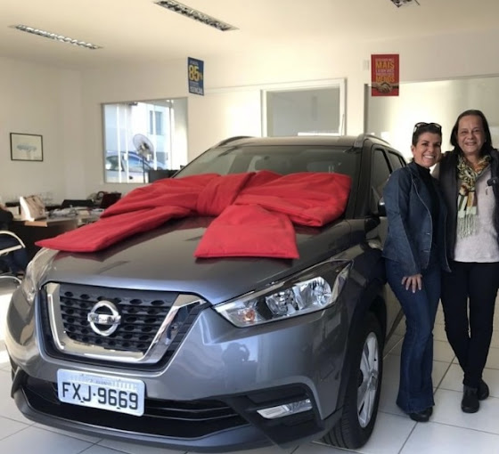 Cliente recebendo carro 0km pelo benefício PCD