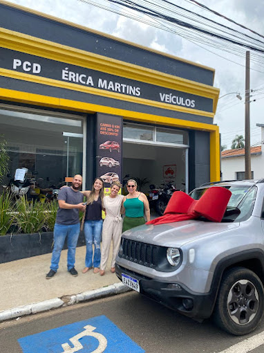 Cliente recebendo carro 0km pelo benefício PCD