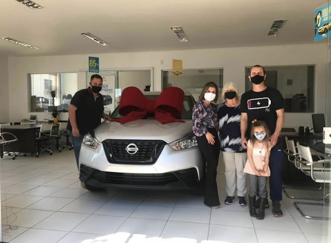 Cliente recebendo carro 0km pelo benefício PCD