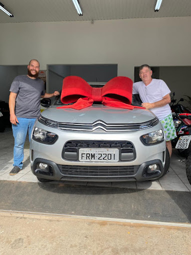 Cliente recebendo carro 0km pelo benefício PCD
