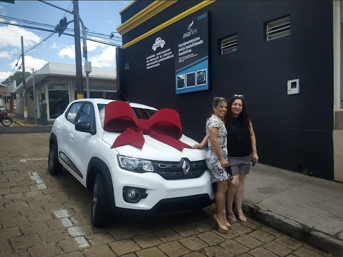Cliente recebendo carro 0km pelo benefício PCD
