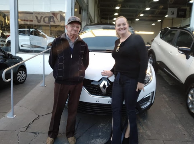 Cliente recebendo carro 0km pelo benefício PCD