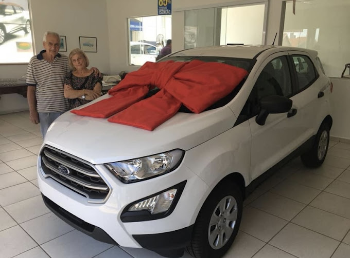 Cliente recebendo carro 0km pelo benefício PCD